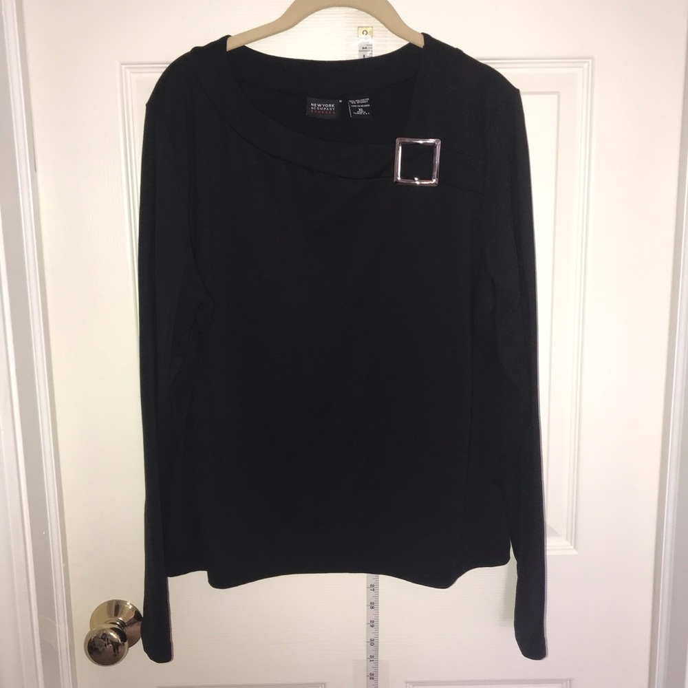 💥GUC! New York & Co. Silver Buckle Top